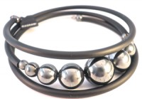 Läckert armband med 9 st hematitkulor och gummi